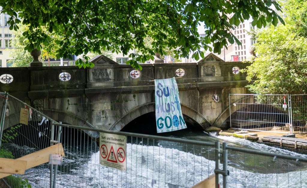 Seit dem Unfalltod einer Surferin am 17. April war die Eisbachwelle in München gesperrt. - Foto: Leonie Asendorpf/dpa