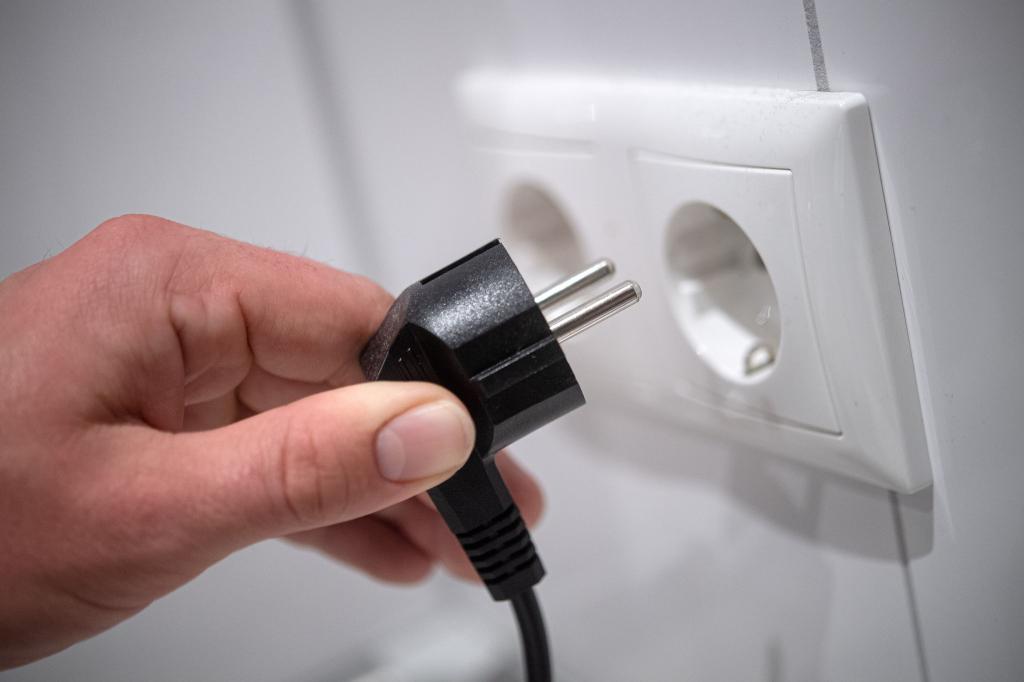 Wird die Stromsteuer doch für Verbraucher gesenkt? (Illustration) - Foto: Sina Schuldt/dpa