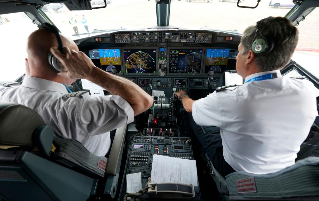 Zwei Piloten im Cockpit bedeuten mehr Sicherheit. - Foto: LM Otero/AP/dpa