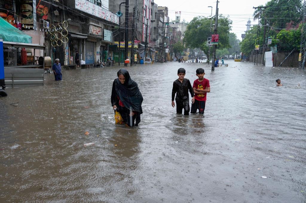 Der Monsun bringt in Pakistan starke Regenfälle mit sich. - Foto: K.M. Chaudary/AP/dpa