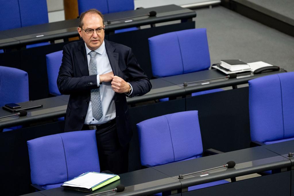 Von Grünen und Linken gab es harsche Kritik an dem Vorhaben von Alexander Dobrindt (CSU). - Foto: Fabian Sommer/dpa