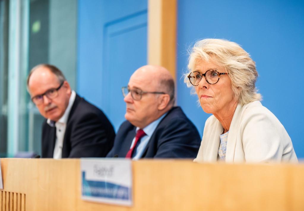 Kommissionschefin Christiane Schönefeld, Arbeitgeber-Verhandlungsführer Steffen Kampeter (M) und Gewerkschaftsverhandlungsführer Stefan Körzell sind sich einig beim Mindestlohn. - Foto: Michael Kappeler/dpa