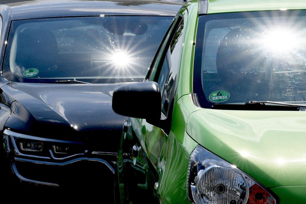 Als der Vater zu seinem im Auto vergessenen Zweijährigen eilte, war dieser bereits tot (Symbolbild). - Foto: Britta Pedersen/dpa-Zentralbild/dpa-tmn