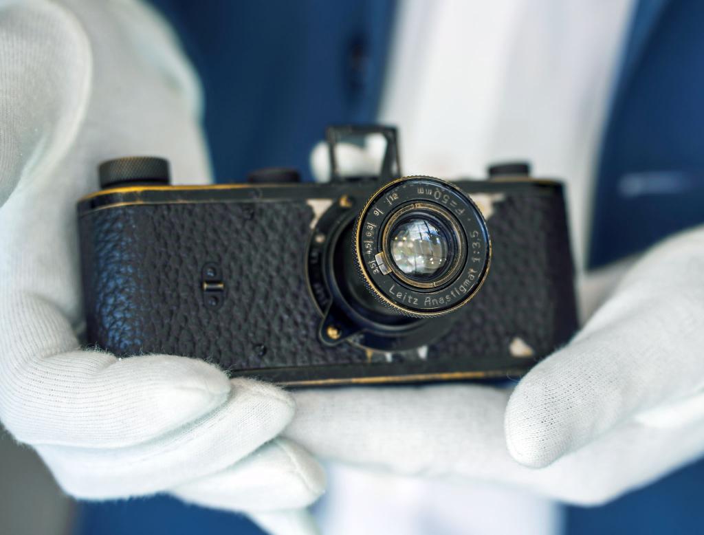 Ein über 100 Jahre alter Prototyp einer Leica-Kleinbildkamera ist bei einer Auktion für 7,2 Millionen Euro versteigert worden. - Foto: Andreas Arnold/dpa