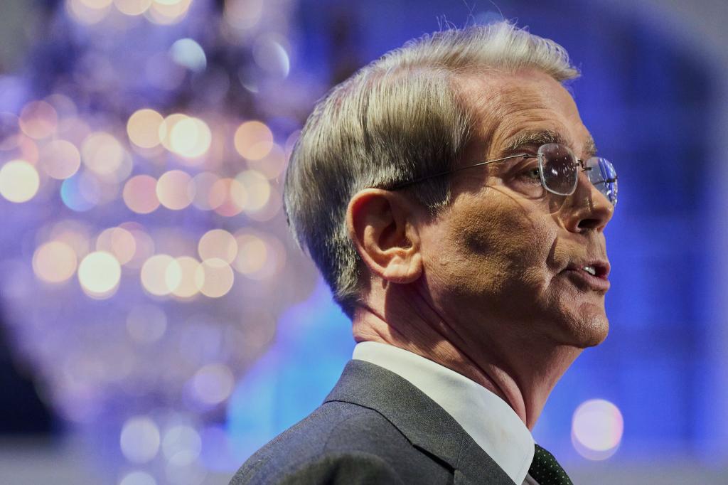 Zuversichtlich, was die Lieferung aus seltenen Erden gefertigter Magneten in die USA angeht: US-Finanzminister Scott Bessent. - Foto: Jacquelyn Martin/AP/dpa