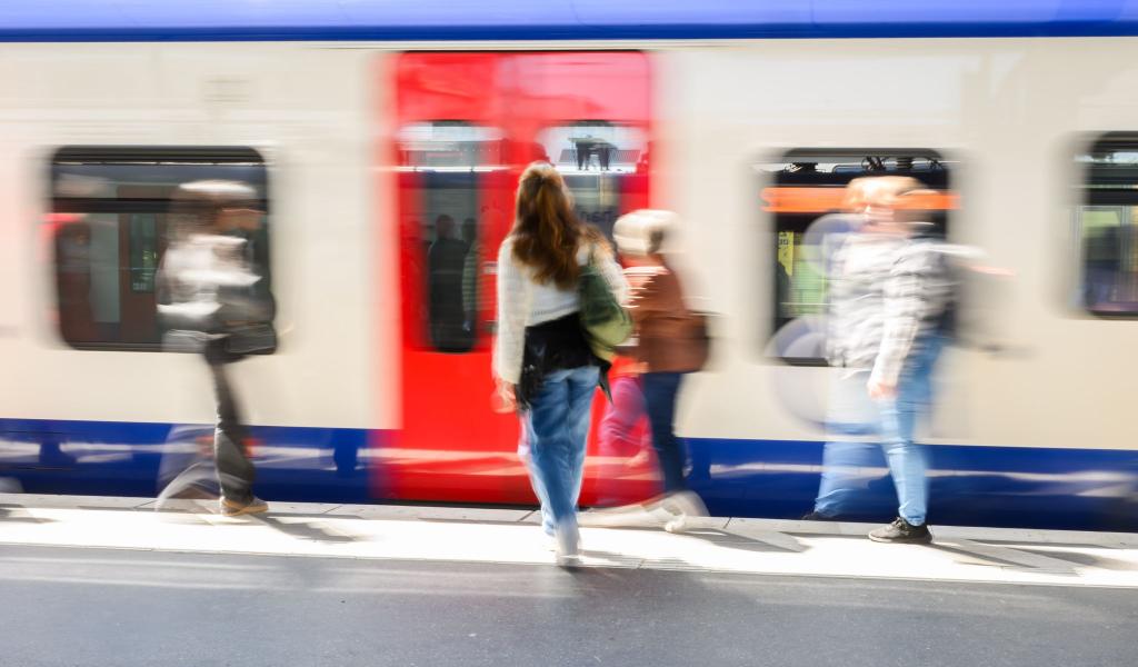 Die Zukunft des Deutschlandabos für den öffentlichen Nahverkehr bleibt ungewiss. (Archivbild) - Foto: Julian Stratenschulte/dpa