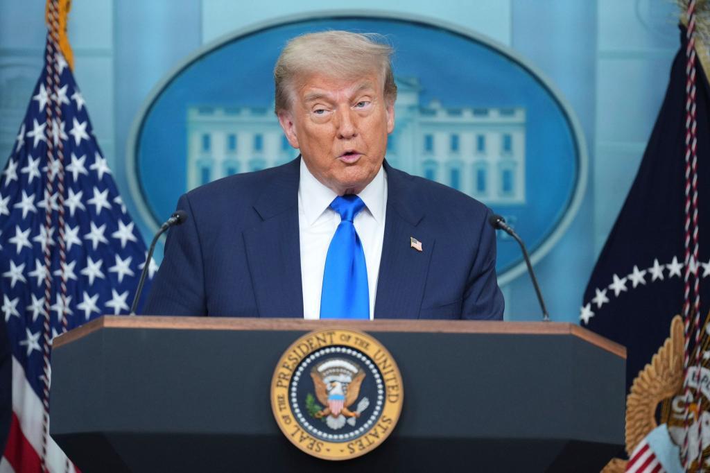 Trump feiert die Gerichtsentscheidung als «monumentalen Sieg». - Foto: Jacquelyn Martin/AP/dpa