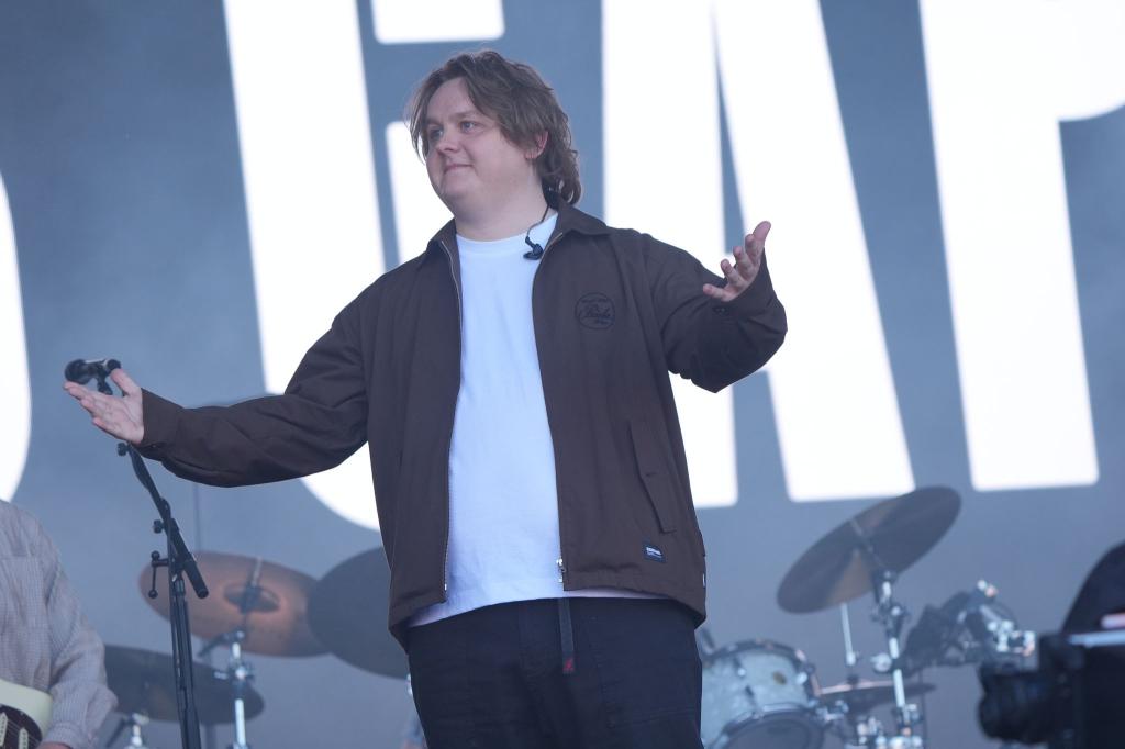 Lewis Capaldi bei seinem Auftritt auf der Pyramid-Stage während des Glastonbury-Festivals in Worthy Farm in Pilton (Somerset), England. - Foto: Yui Mok/PA Wire/dpa