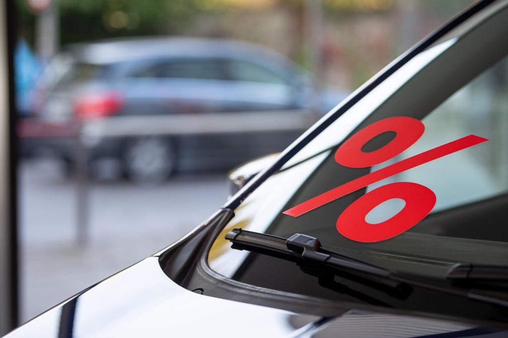 Die Rabatte im deutschen Autohandel sind zuletzt wieder etwas gesunken - auch weil sich die Nachfrage verbessert hat. (Archivbild) - Foto: Sebastian Gollnow/dpa