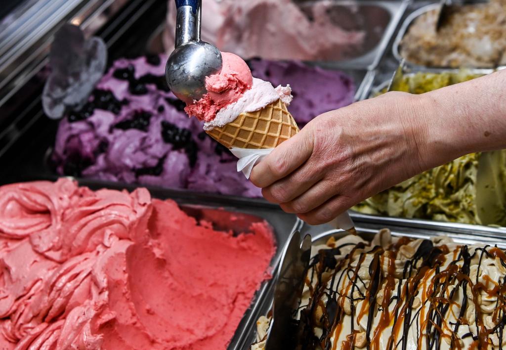 Laut Umfrage bestellen die meisten Verbraucher in Deutschland zwei bis drei Kugeln in der Eisdiele. - Foto: Jens Kalaene/dpa