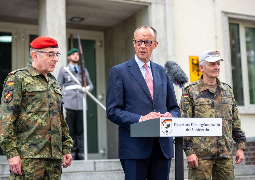 Kanzler Merz warnt vor falschem Sicherheitsgefühl und verlangt mehr Verteidigungsanstrengungen. Begrüßt wurde der CDU-Politiker von Carsten Breuer (l), Generalinspekteur der Bundeswehr, und Alexander Sollfrank (r), Befehlshaber des Führungskommandos. - Foto: Michael Kappeler/dpa-Pool/dpa
