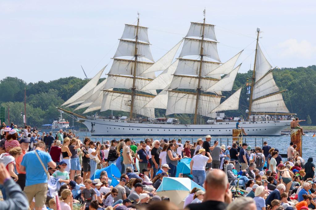 Rund 170.000 Menschen haben die Windjammerparade der Kieler Woche verfolgt. - Foto: Bodo Marks/dpa
