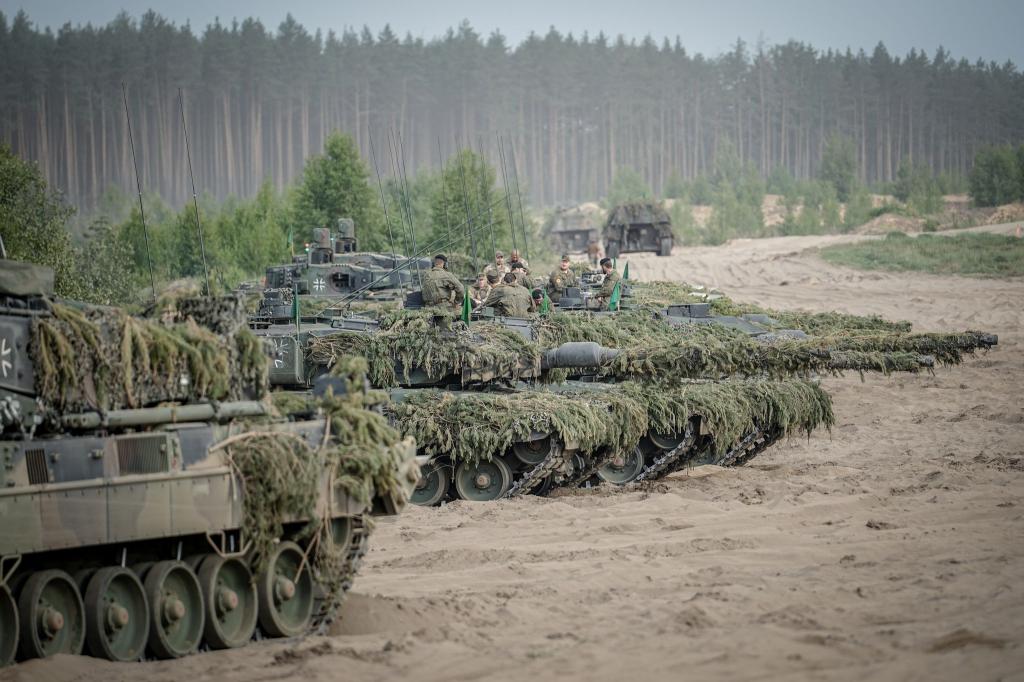Leopard-2-Panzer der Bundeswehr bei einer Übung - die deutschen Streitkräfte sollen in den kommenden Jahren besser bewaffnet werden. - Foto: Kay Nietfeld/dpa