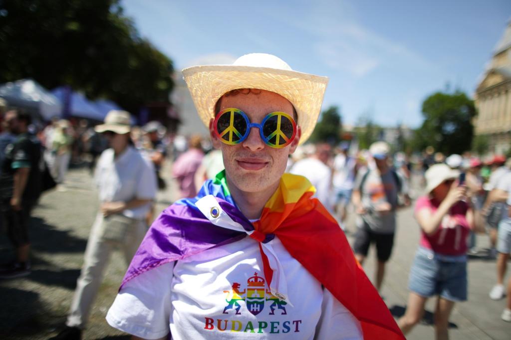 Trotz eines Verbots der Orban-Regierung versammeln sich tausende Menschen zur Budapester Pride. - Foto: Rudolf Karancsi/AP/dpa