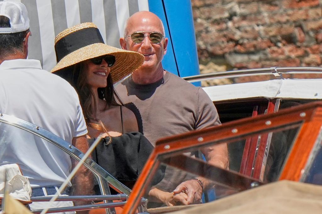 Am Tag nach der Hochzeit lassen sich Jeff Bezos und seine Frau Lauren in «Harry's Bar» bringen. - Foto: Luca Bruno/AP/dpa