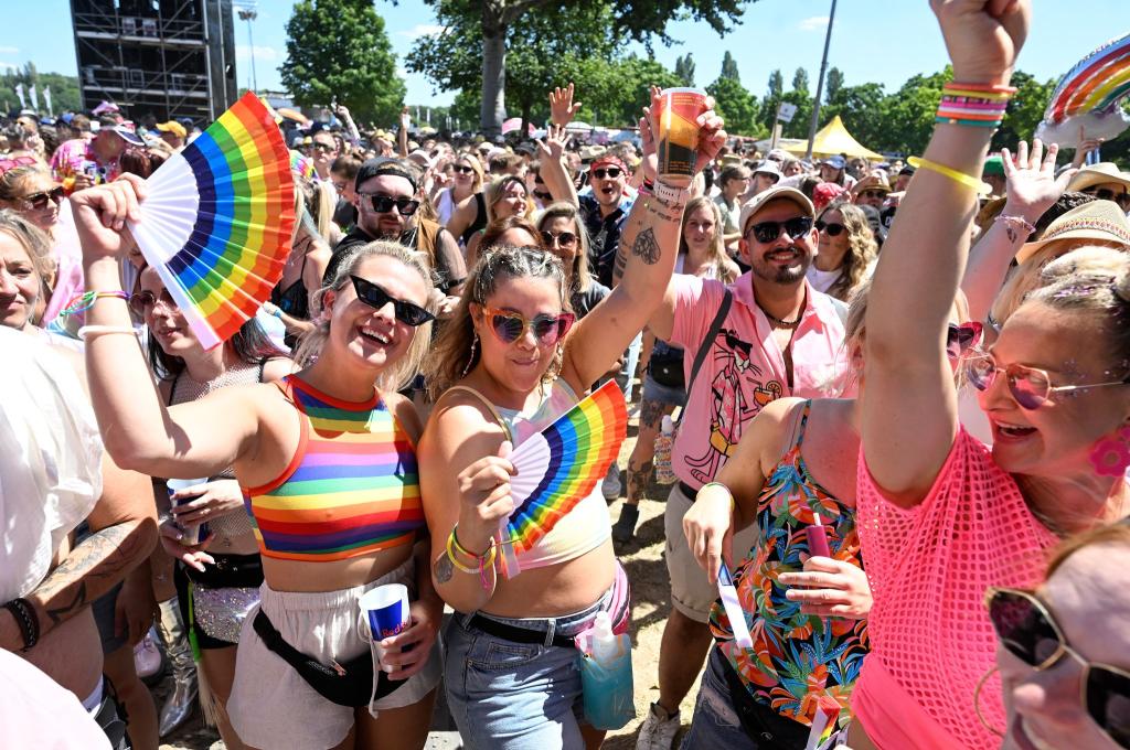 Bunt und gut gelaunt: Die Besucherinnen und Besucher beim «Rainbow Festival» in Köln. - Foto: Roberto Pfeil/dpa