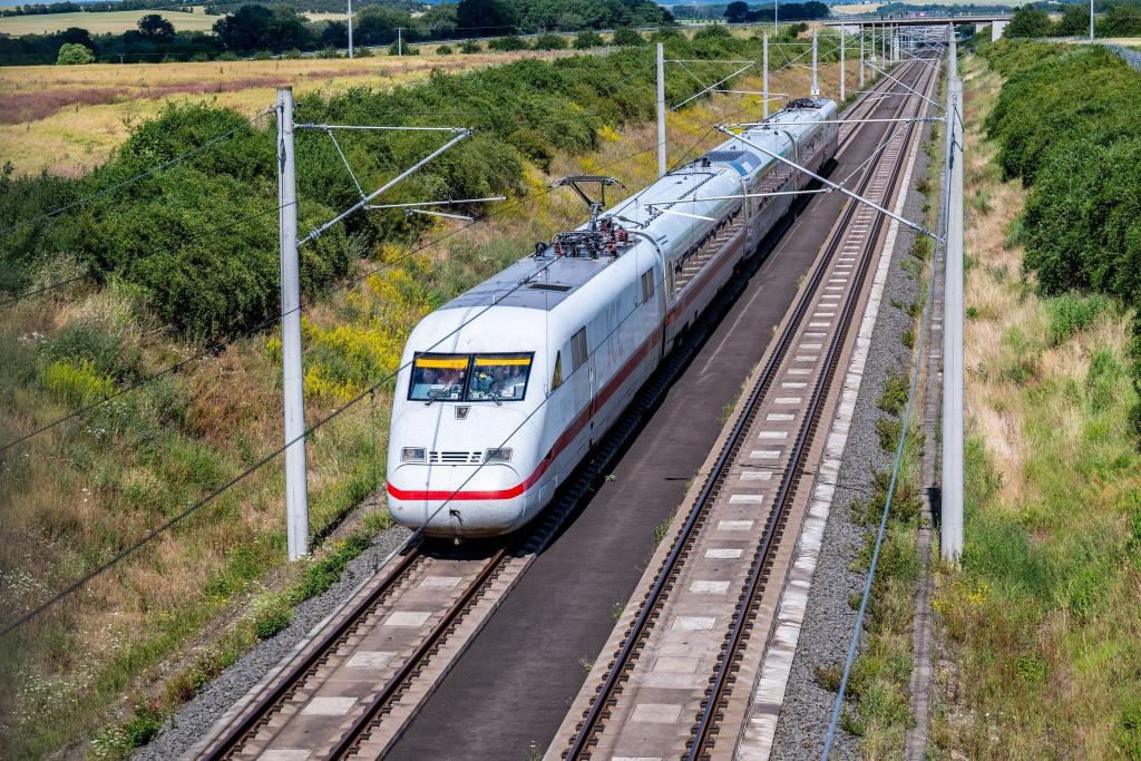 Mit 405 Kilometer pro Stunde rauschte der Hochgeschwindigkeitszug «Velaro Novo» über die Teststrecke zwischen Leipzig und Erfurt. - Foto: Jacob Schröter/dpa