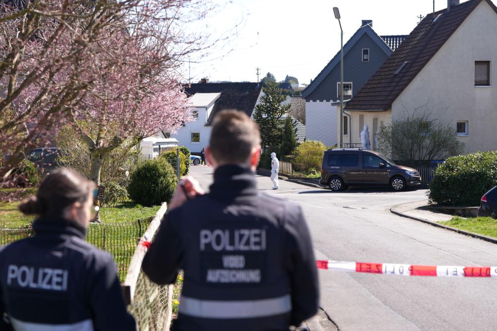 Bei den Ermittlungen zu dem Dreifachmord im Westerfald geht die Polizei auch möglichen Lebenszeichen des Tatverdächtigen im Internet nach. - Foto: Thomas Frey/dpa