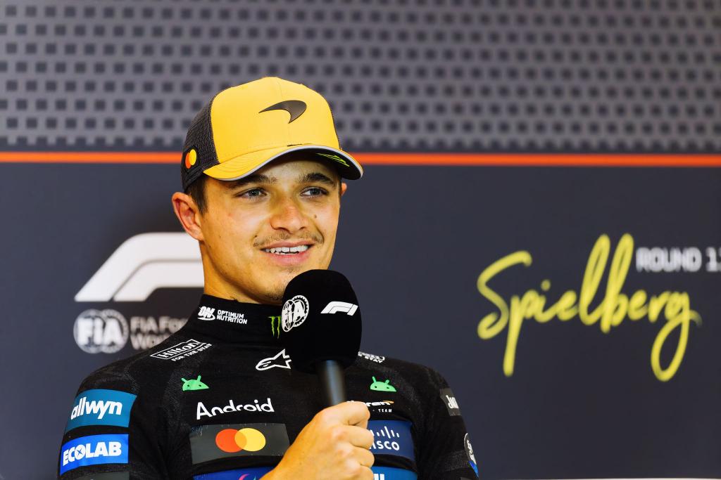 Lando Norris hat nach seinem Kanada-Desaster wieder gute Laune. - Foto: Philipp von Ditfurth/dpa