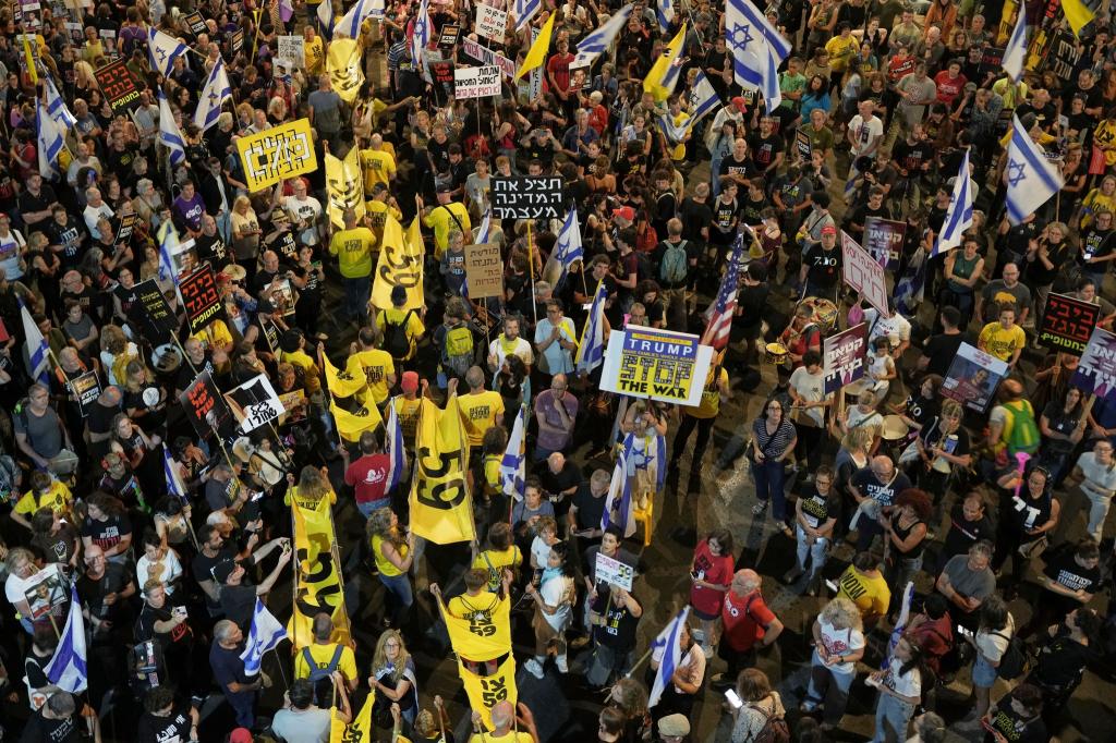 In Israel gehen erneut Tausende für ein Ende des Gaza-Kriegs auf die Straße. (Archivbild) - Foto: Oded Balilty/AP/dpa