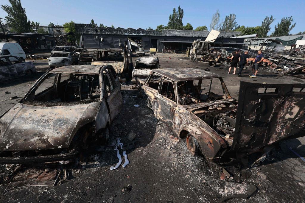 Immer wieder wird auch Saporischschja zum Ziel der russischen Streitkräfte. - Foto: Kateryna Klochko/AP/dpa
