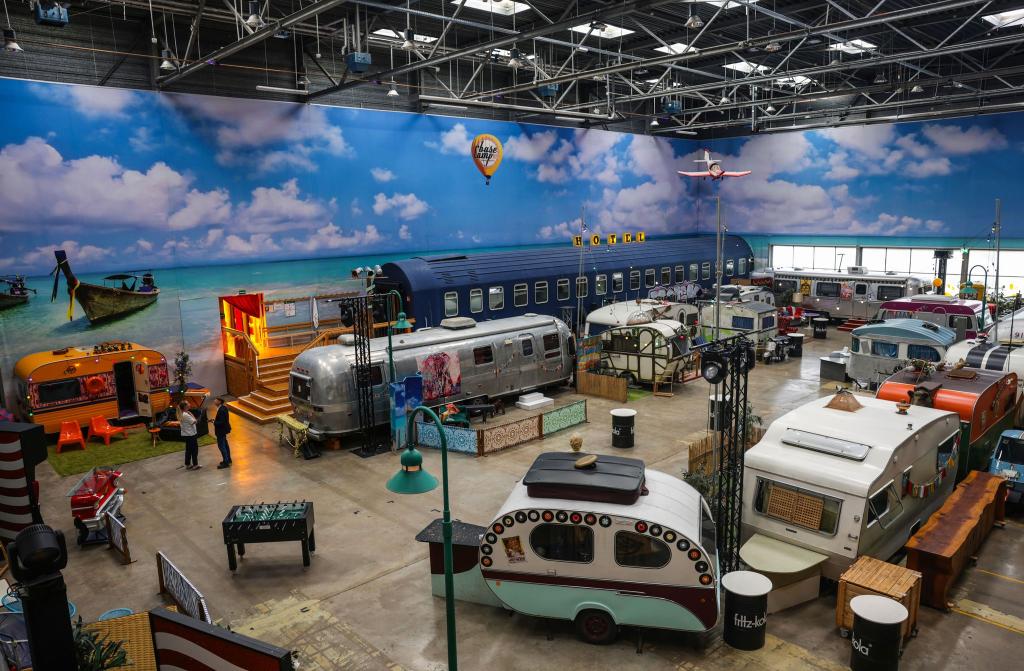 Nass werden kann man nicht: Das Basecamp in Bonn garantiert Trocken-Camping. - Foto: Oliver Berg/dpa