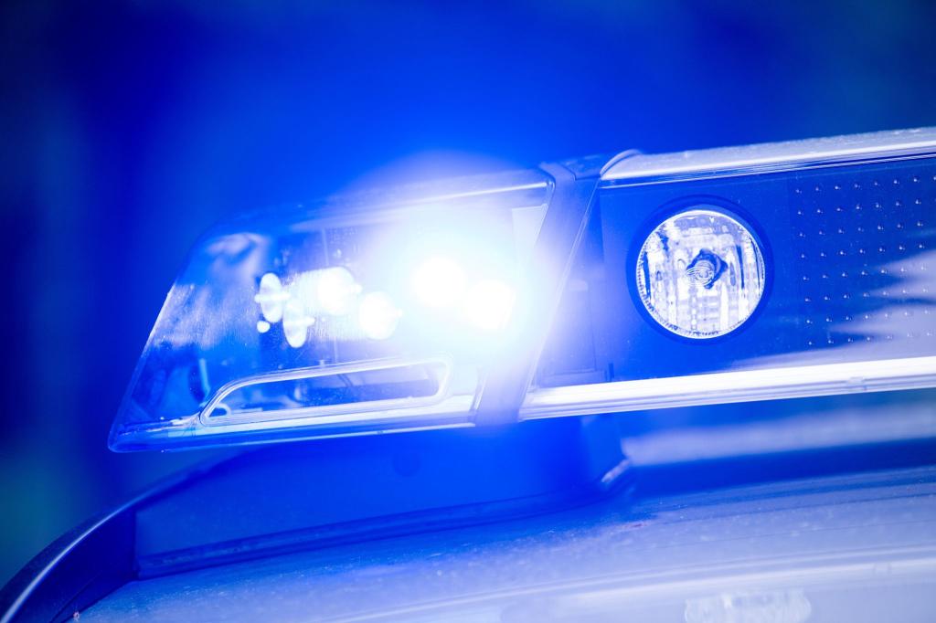 Die Polizei findet drei Verdächtige kurze Zeit später. (Symbolbild) - Foto: Lino Mirgeler/dpa