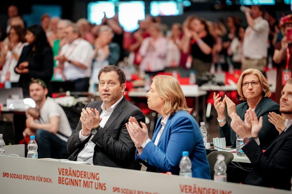 Die SPD-Vorsitzenden Klingbeil und Bas applaudieren beim Parteitag nach der Abstimmung über die Vorbereitung eines AfD-Verbotsverfahrens. - Foto: Kay Nietfeld/dpa