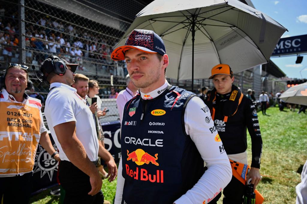 Es war nur ein kurzer Auftritt für Max Verstappen. - Foto: Denes Erdos/AP POOL/AP/dpa