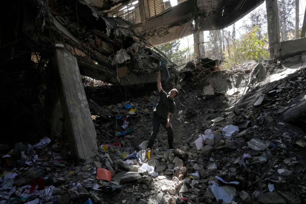 Ein Mann zeigt auf Schäden im Bürogebäude des Ewin-Gefängnisses in der iranischen Hauptstadt. - Foto: Vahid Salemi/AP/dpa