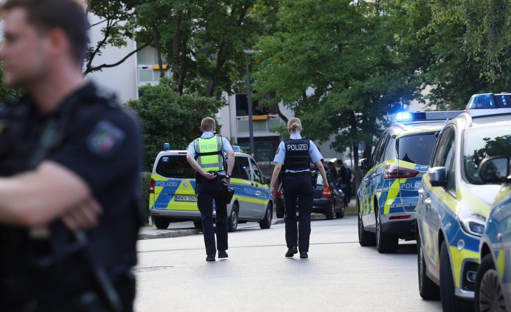 Bei einer Massenschlägerei mit bis zu 100 beteiligten Menschen in Heiligenhaus in Nordrhein-Westfalen sind sieben Menschen verletzt worden. - Foto: Tim Olbermann/dpa