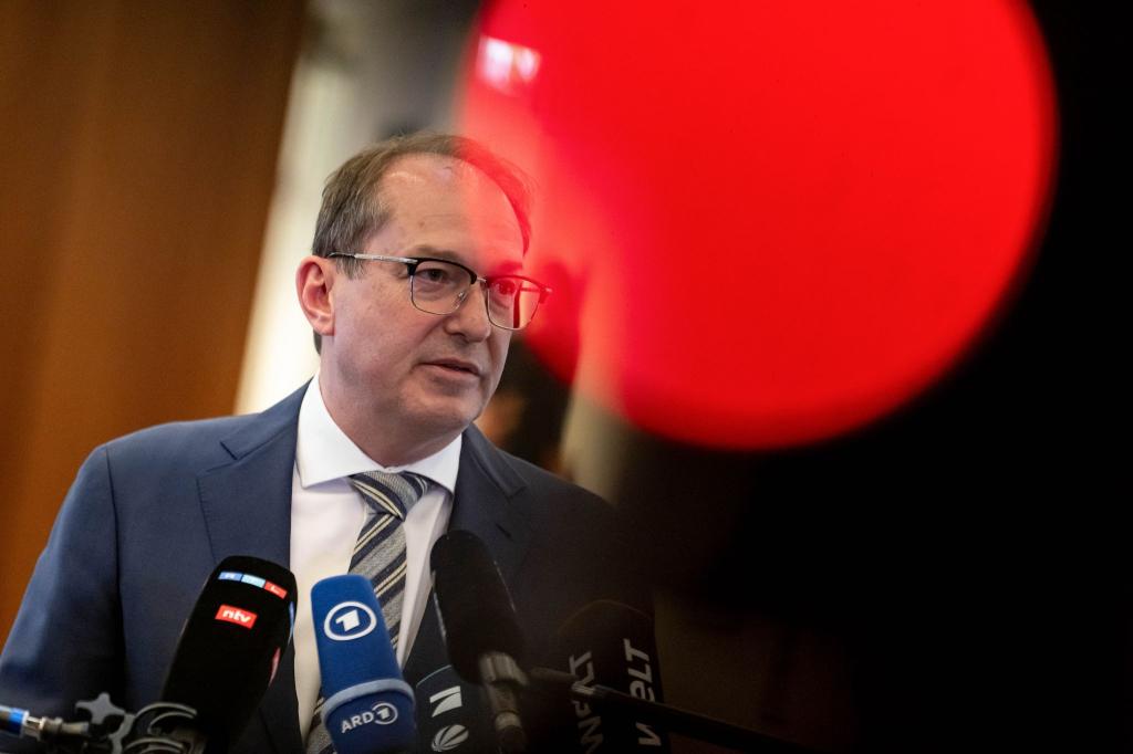 Bleibt bei seinen Bedenken gegen einen AfD-Verbotsantrag: Alexander Dobrindt. (Archivbild) - Foto: Fabian Sommer/dpa