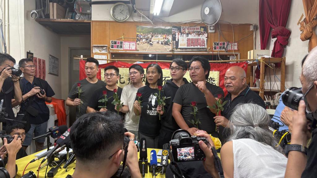 Aktuelle und ehemalige Mitglieder der pro-demokratischen Partei Hongkongs, der League of Social Democrats (LSD), geben die Auflösung der Partei bekannt. - Foto: Kanis Leung/AP/dpa