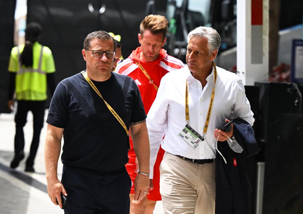 Max Eberl (l) beim Spiel des FC Bayern in Miami gegen Flamengo. - Foto: Sven Hoppe/dpa