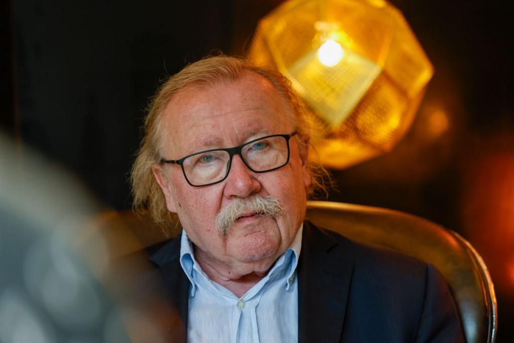 Der Philosoph Peter Sloterdijk spricht sich für ein Handyverbot für Kinder und Jugendliche aus. - Foto: Thomas Banneyer/dpa