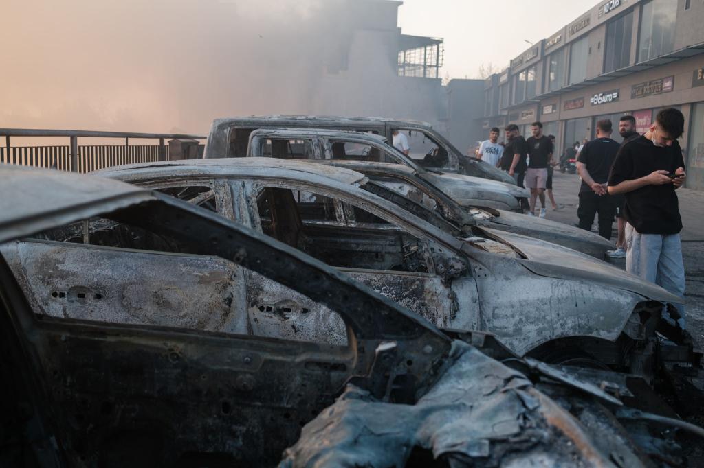 Mehrere Autos verbrannten in den Feuern. - Foto: Murat Kocabas/SOPA Images via ZUMA Press Wire/dpa