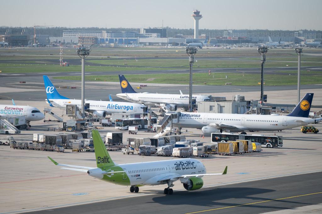 Jets von Lufthansa und AirBaltic auf dem Flughafen Frankfurt. - Foto: Sebastian Gollnow/dpa