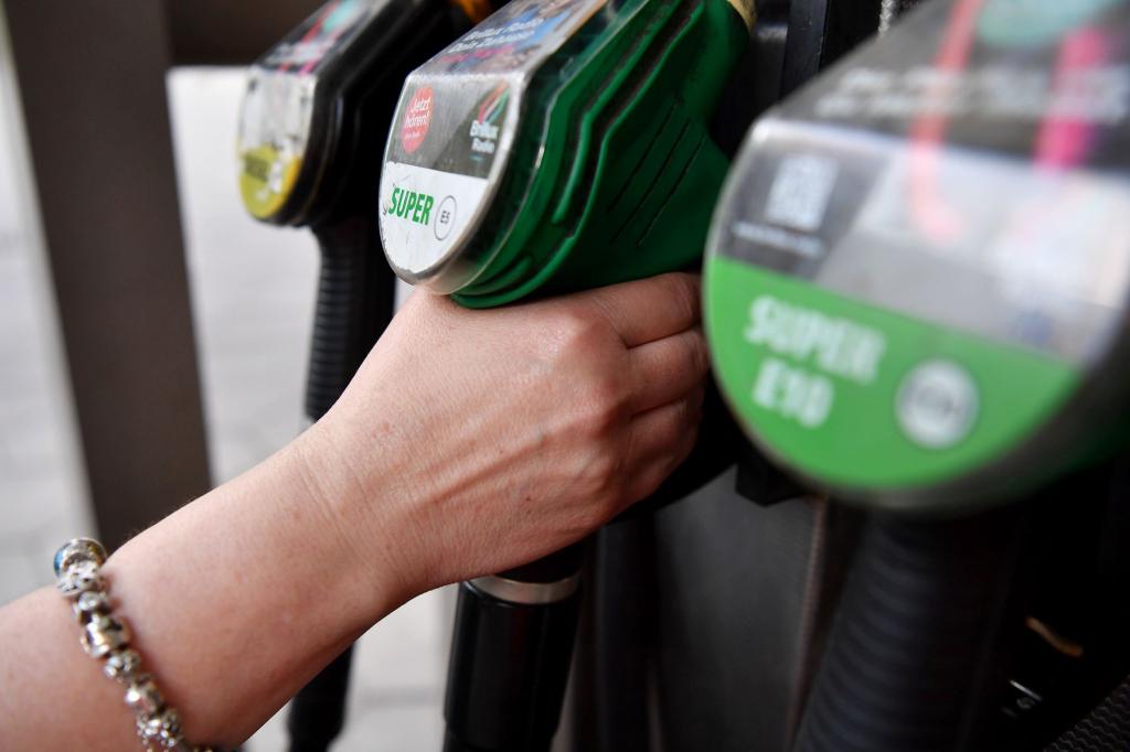Tanken ist noch immer teurer als vor der Eskalation in Nahost - dabei ist der Ölpreis wieder gefallen. - Foto: Paul Zinken/dpa