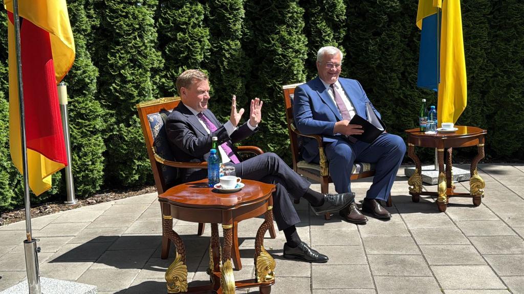 Außenminister Johann Wadephul (CDU) trifft bei seinem Antrittsbesuch in Kiew mit seinem Amtskollegen Andrij Sybiha zusammen. - Foto: Jörg Blank/dpa