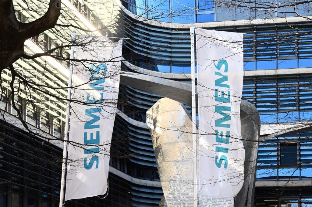 Siemens hat ab Dienstag einen neuen KI-Experten. (Archivbild) - Foto: Felix Hörhager/dpa