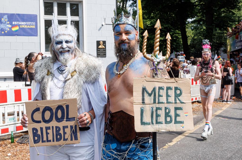 Cool bleiben: Der Appell eines Teilnehmers an einem Christopher Street Day (CSD) in Hamburg. (Illustration) - Foto: Markus Scholz/dpa