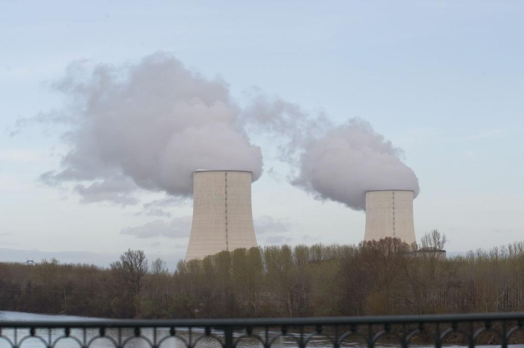 Frankreich drosselt seine Atomstromproduktion, weil eine Hitzewelle Flüsse aufheizt. (Archivbild). - Foto: picture alliance / dpa