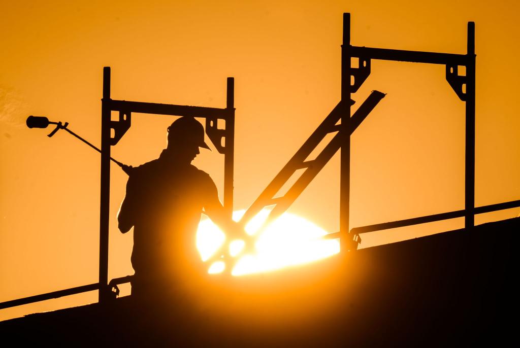 Hitze macht Bauarbeitern zu schaffen - aber nicht nur ihnen. (Archivbild) - Foto: Julian Stratenschulte/dpa