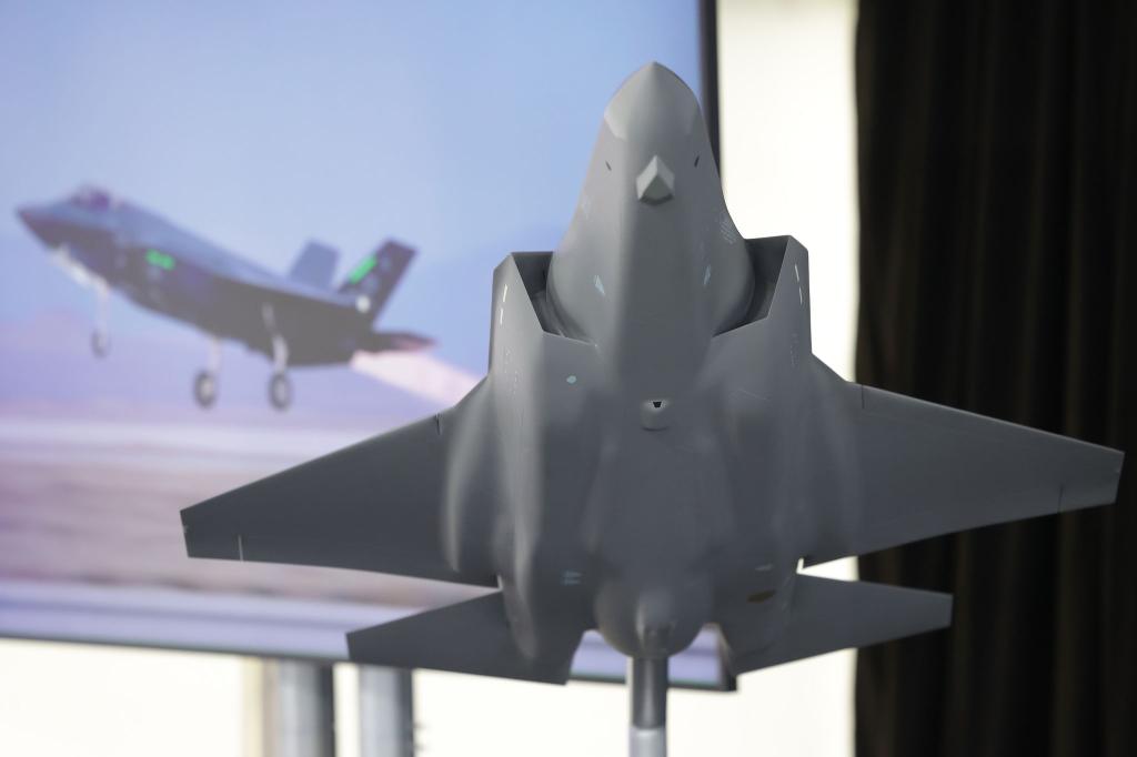Das Modell des amerikanischen Tarnkappenbombers F35 - in Weeze soll künftig dessen Rumpfmittelteil gefertigt werden. - Foto: David Young/dpa