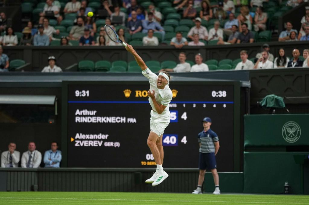Alexander Zverev steht am Dienstag wieder auf dem Centre Court. - Foto: Alastair Grant/AP/dpa