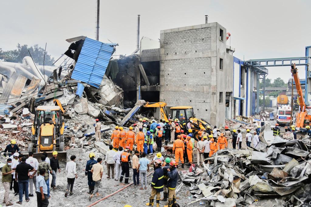 Rettungskräfte suchen nach einer Explosion und einem Brand in einer Pharmafabrik in einem Industriegebiet in der Nähe von Hyderabad nach Überlebenden. (Foto Archiv) - Foto: Uncredited/AP/dpa