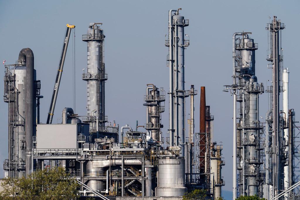 Die Stimmung in der Chemieindustrie zieht an. (Archivbild) - Foto: Uwe Anspach/dpa