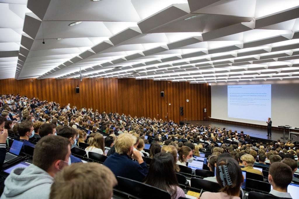 Die Zahl der Studiengänge ohne Zugangsbeschränkungen steigt in Deutschland weiter an. (Archivbild) - Foto: Rolf Vennenbernd/dpa