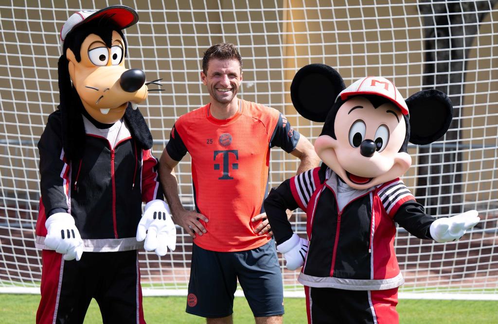 Thomas Müller in Orlando mit Goofy und Micky Maus. - Foto: Sven Hoppe/dpa