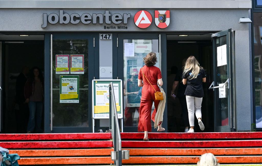 Die Arbeitslosigkeit geht im Juni nur leicht zurück. (Archivbild) - Foto: Jens Kalaene/dpa